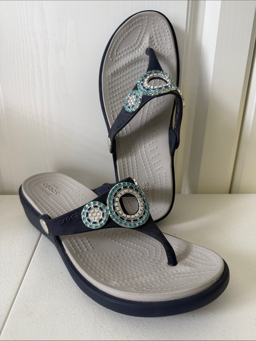 CROCS Sanrah Diamanté 1-3/4” Wedge Heel Navy & Gray Jeweled Sandals - Sz 6